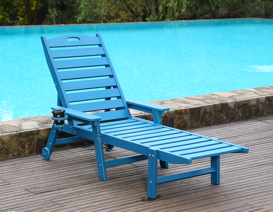 Dive-Ready Blue HDPE Adirondack loungestol ved poolen