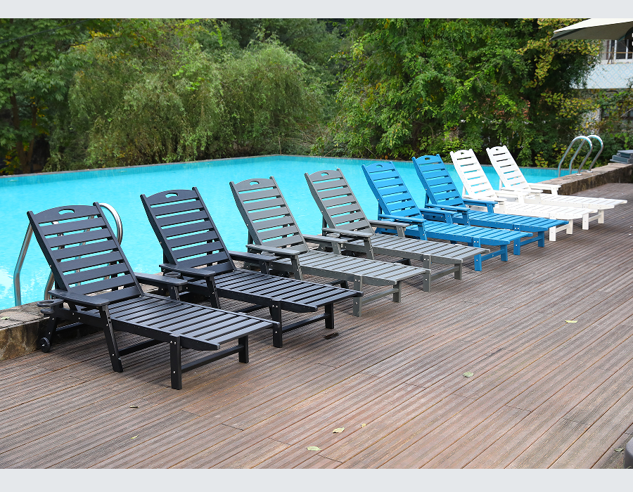 Dive-Ready Blue HDPE Adirondack loungestol ved poolen