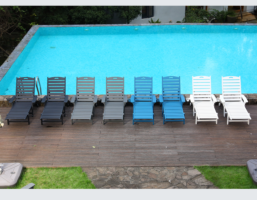 Dive-Ready Blue HDPE Adirondack loungestol ved poolen