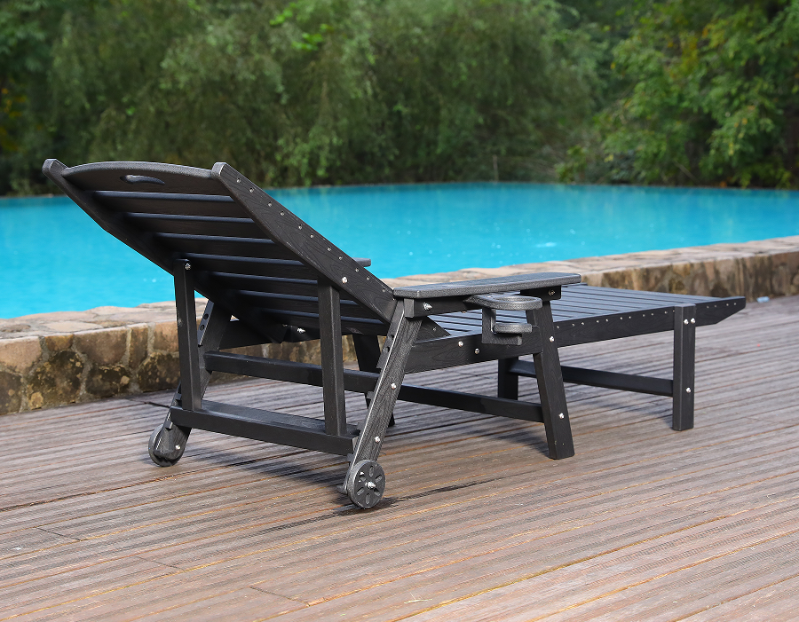 Dive-Ready Blue HDPE Adirondack loungestol ved poolen