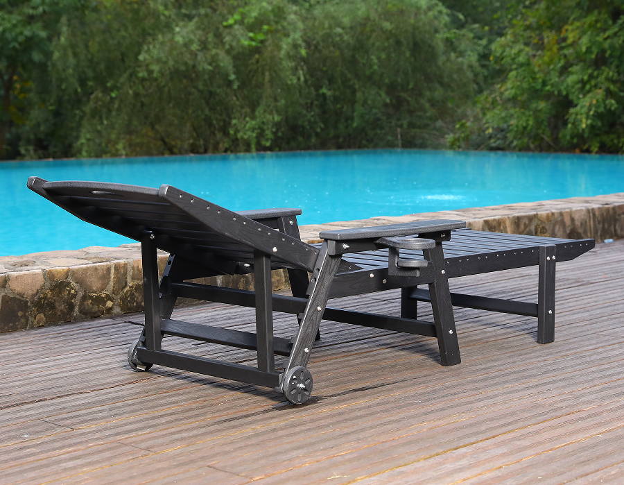 Dive-Ready Blue HDPE Adirondack loungestol ved poolen